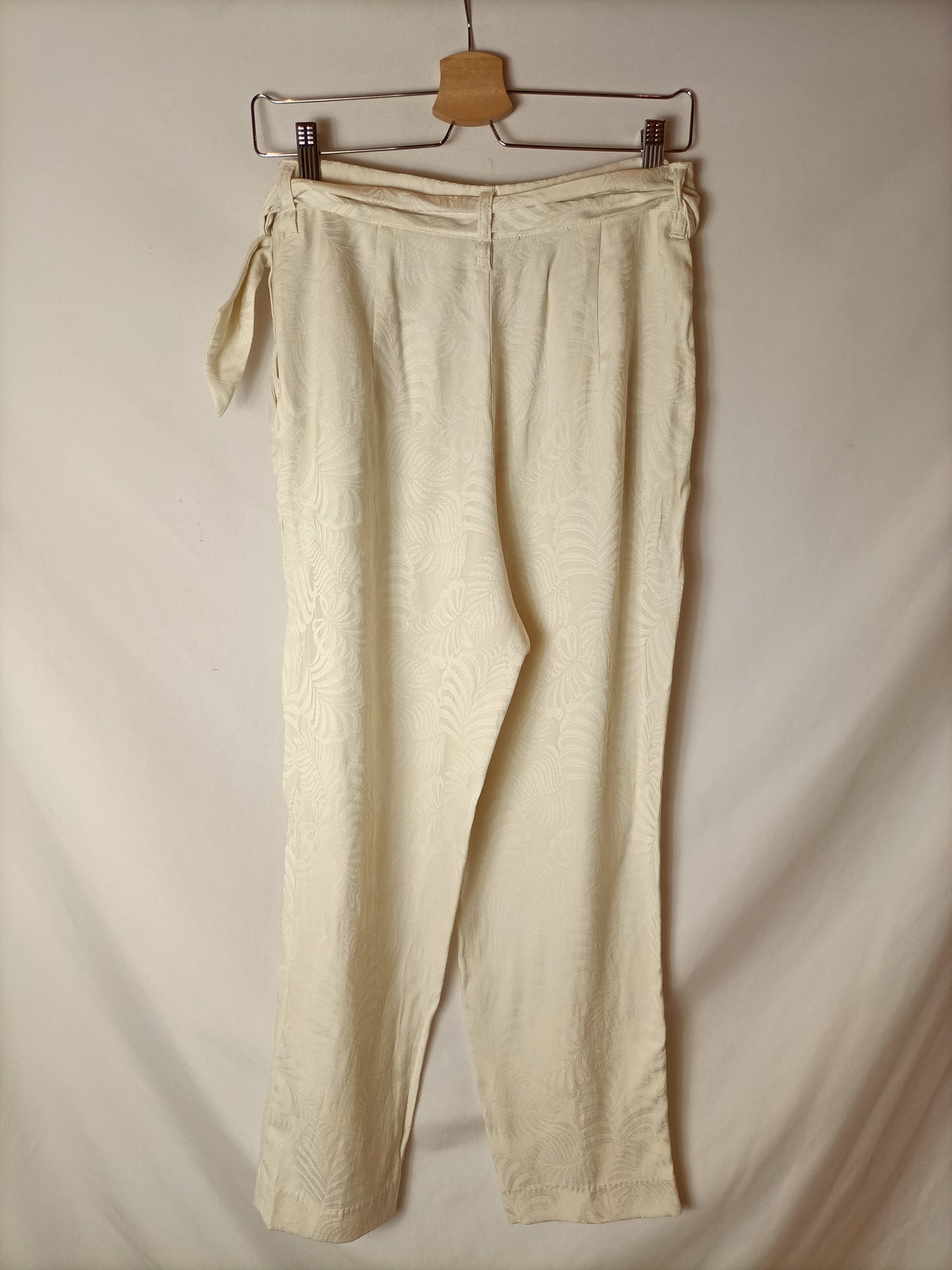 H&M. Total look blazer y pantalón color marfil. T 38