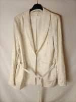 H&M. Total look blazer y pantalón color marfil. T 38