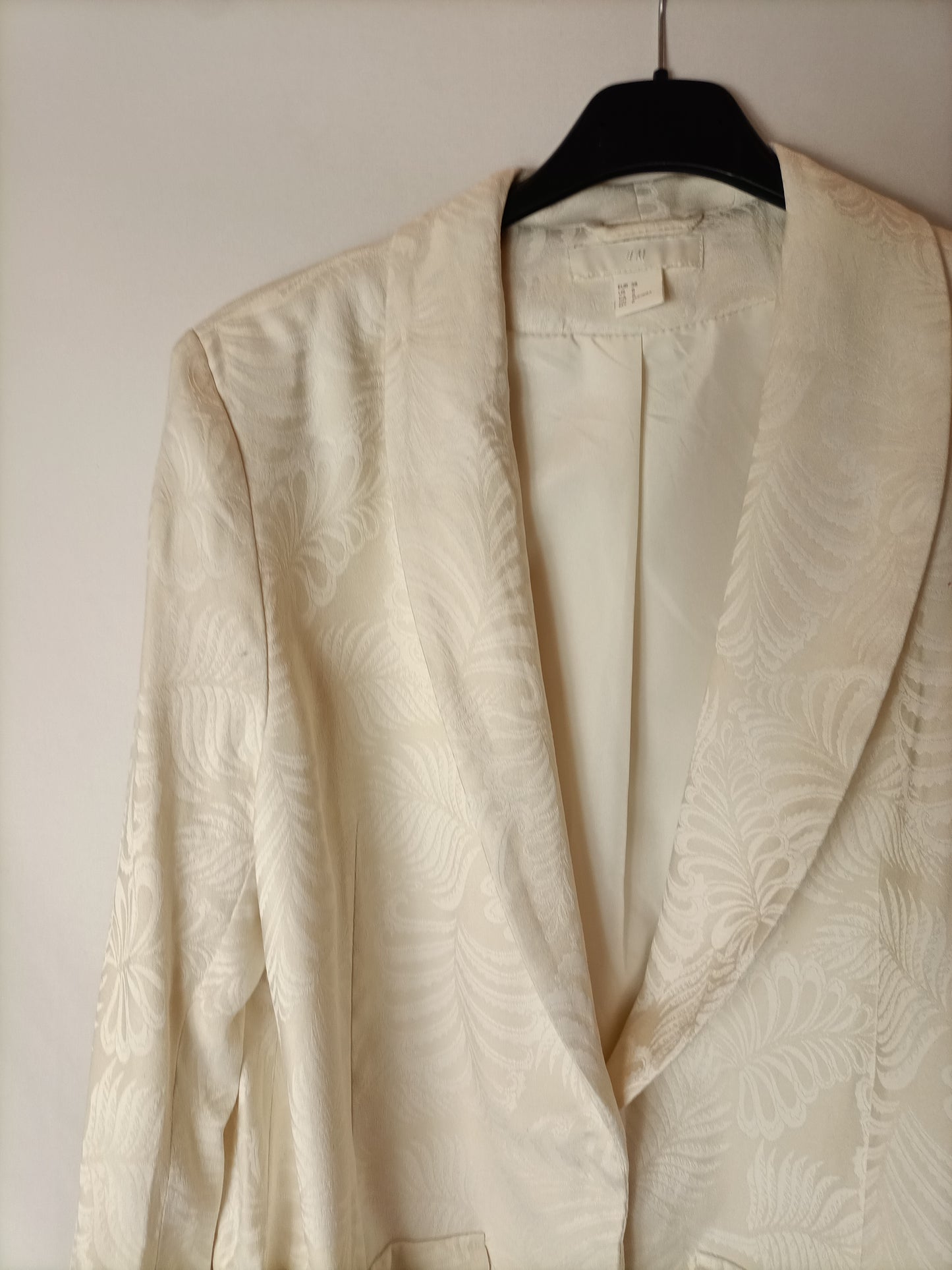 H&M. Total look blazer y pantalón color marfil. T 38