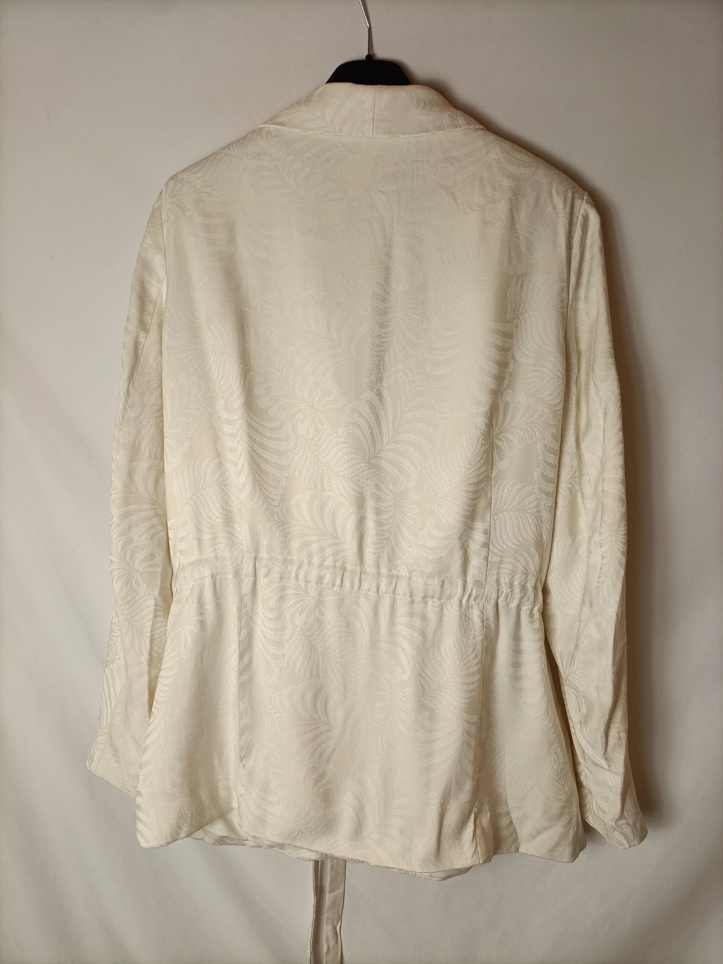 H&M. Total look blazer y pantalón color marfil. T 38