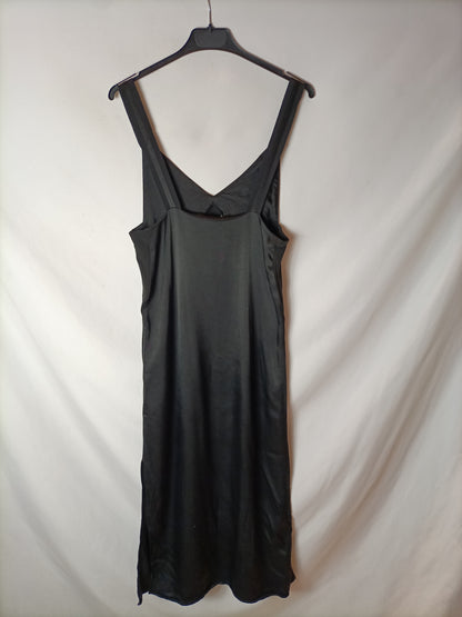 H&M. Vestido negro satinado recto. T S