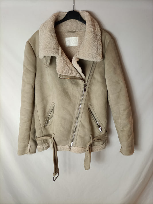 ZARA. Biker beige con interior de pelito. T M
