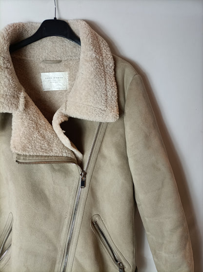 ZARA. Biker beige con interior de pelito. T M