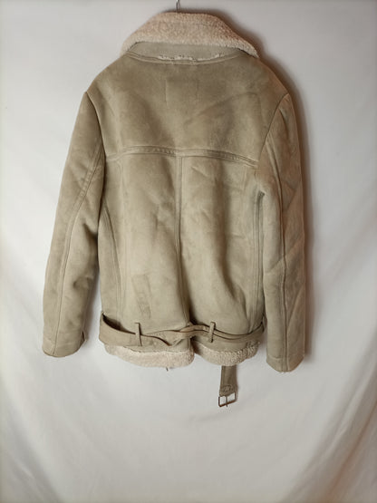 ZARA. Biker beige con interior de pelito. T M