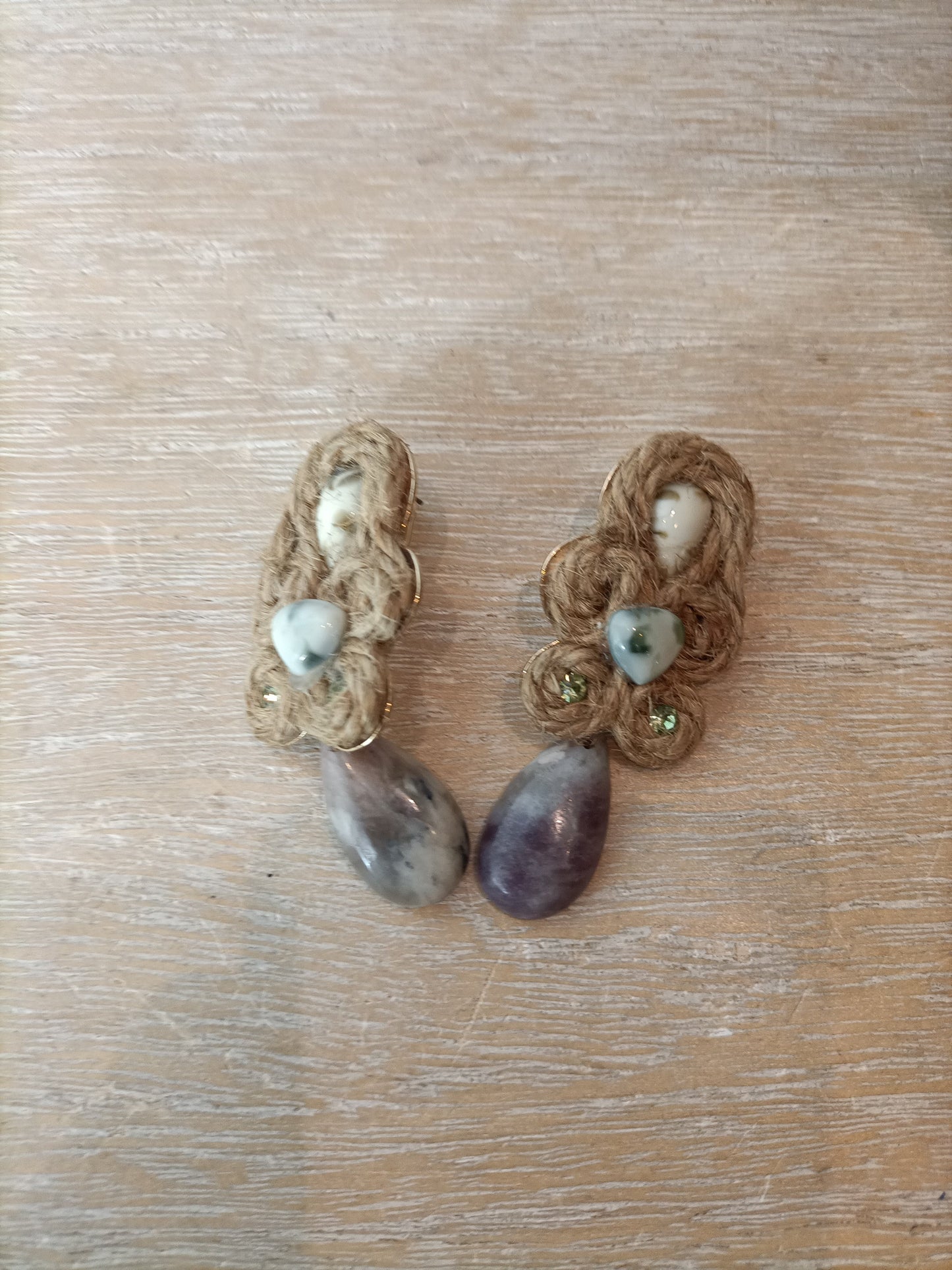 OTHERS. Raffia and stone earrings