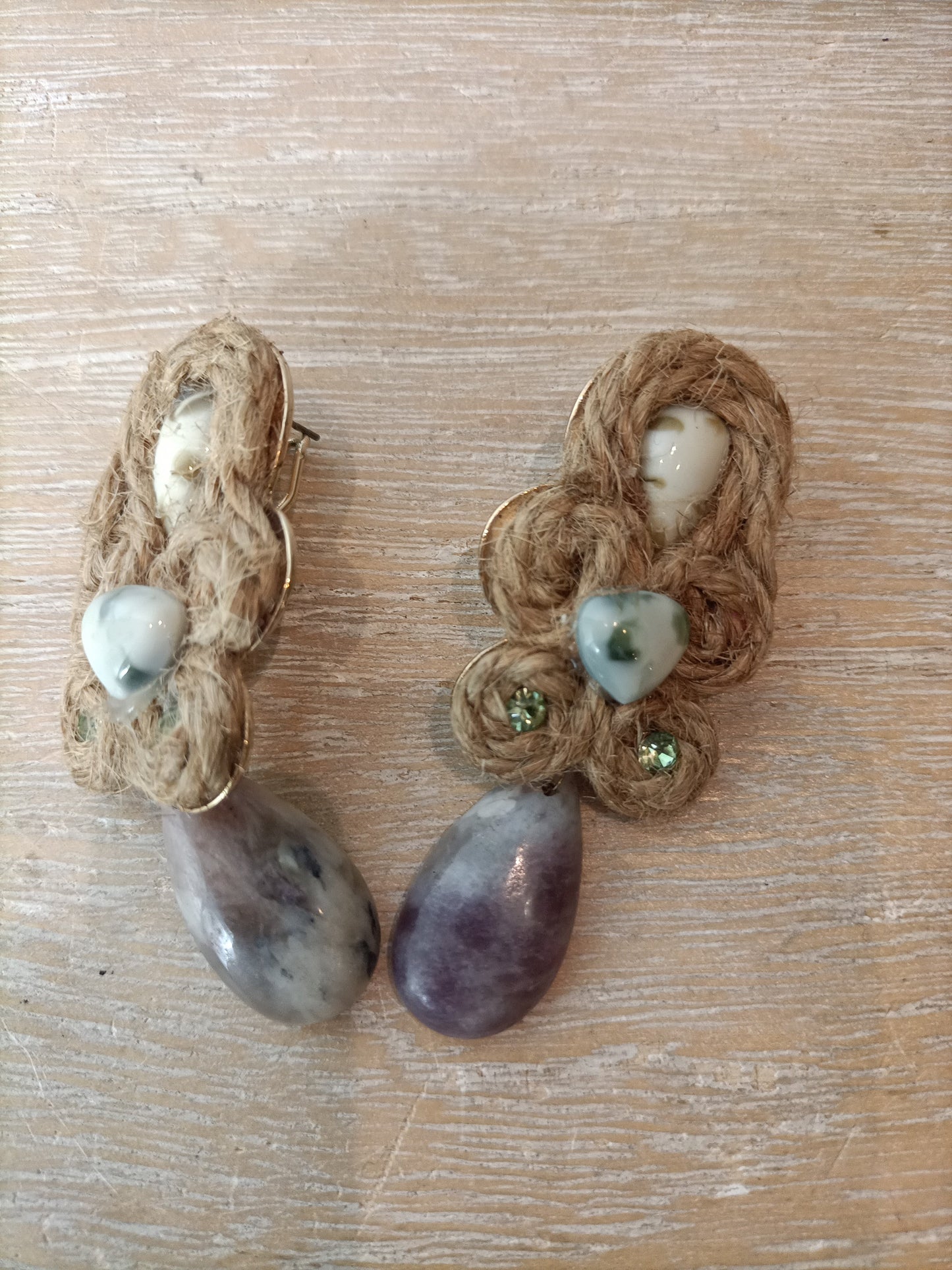 OTHERS. Raffia and stone earrings