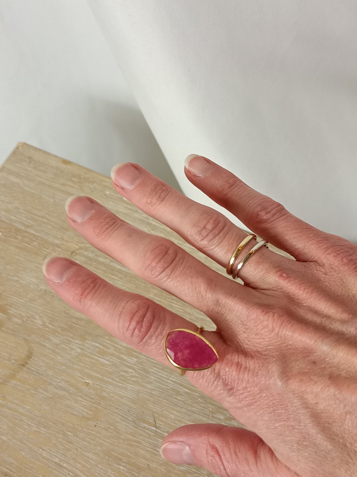 OTRAS. Anillo gota rosa