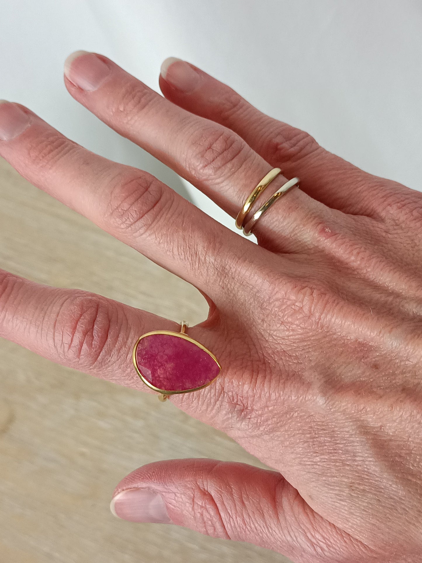 OTRAS. Anillo gota rosa