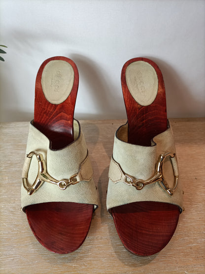 GUCCI. Sandalias madera rojiza. T 38.5