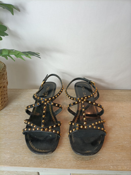 PRADA. Sandalia cuña mini con tachuelas doradas. T 39