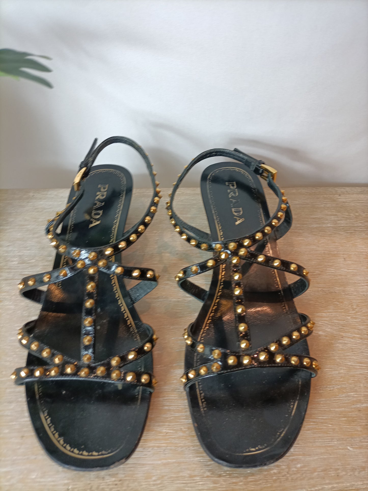 PRADA. Sandalia cuña mini con tachuelas doradas. T 39