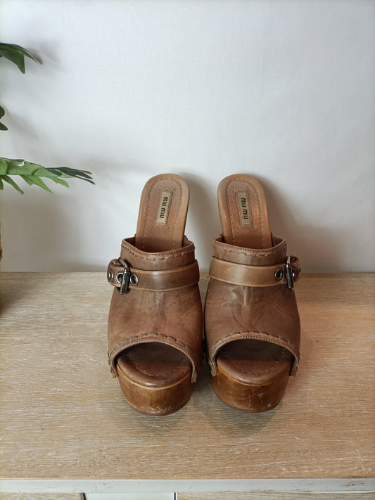 MIU MIU. Sandalias plataforma madera hebilla. T 39,5