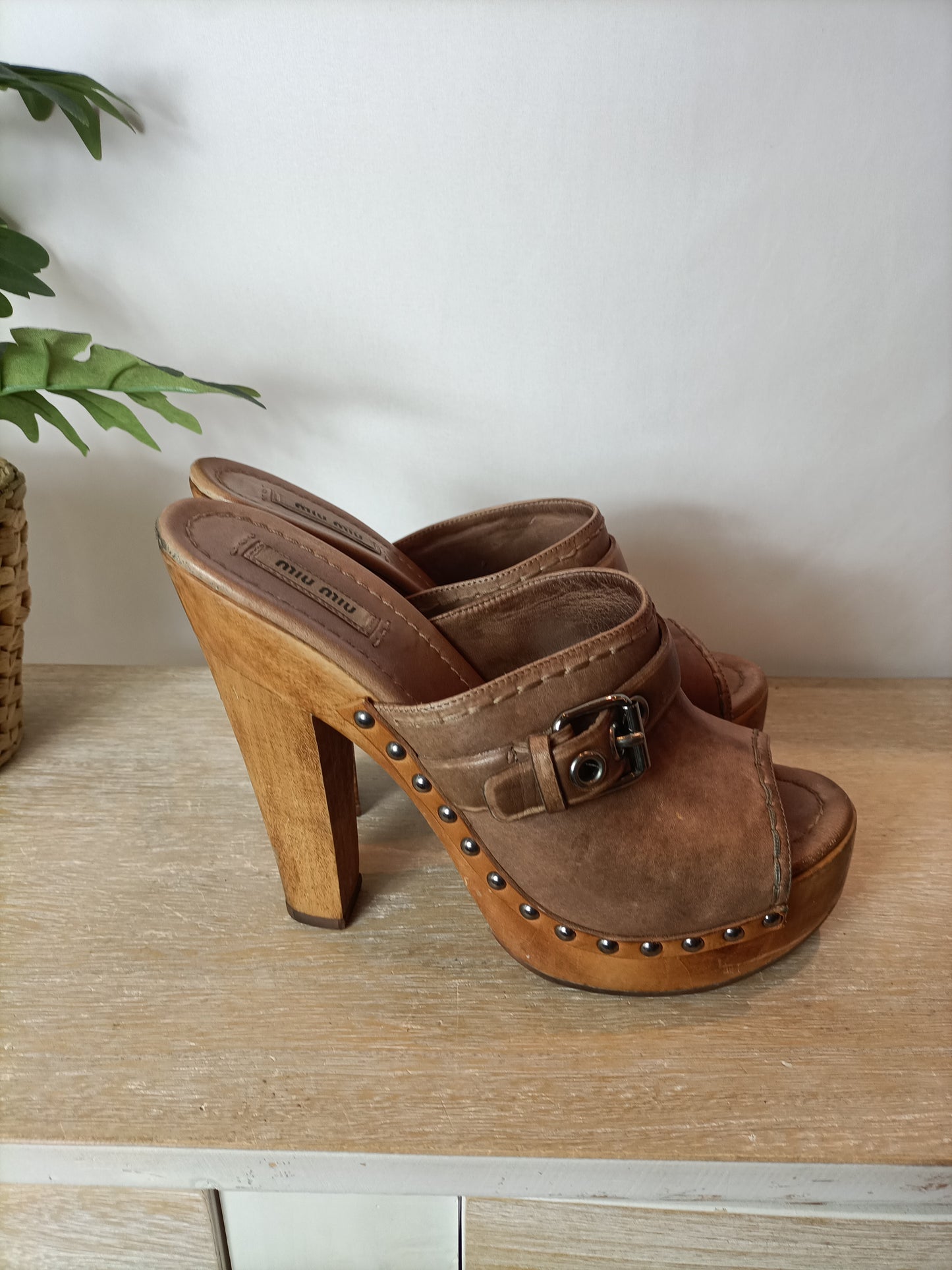 MIU MIU. Sandalias plataforma madera hebilla. T 39,5