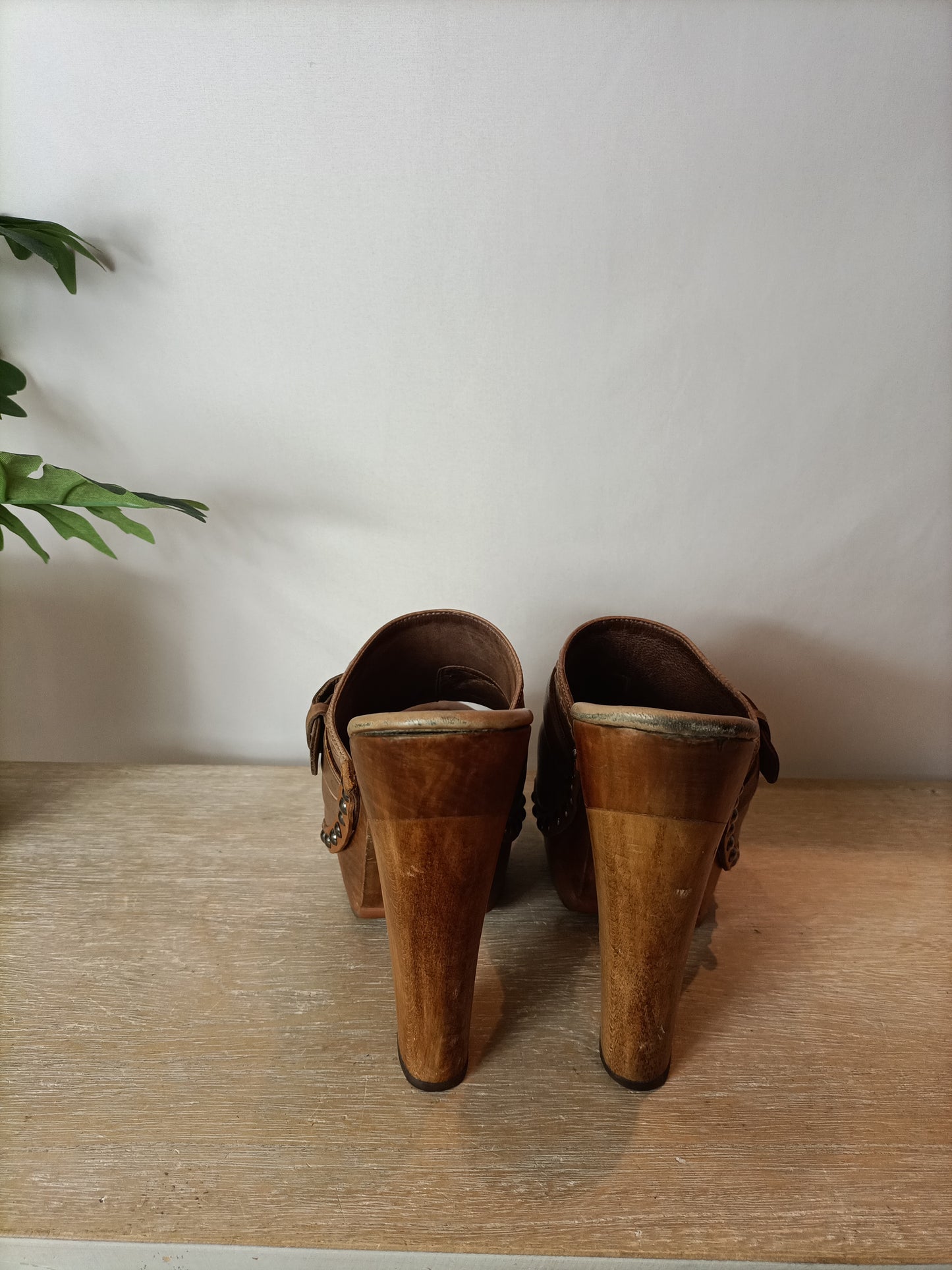 MIU MIU. Sandalias plataforma madera hebilla. T 39,5