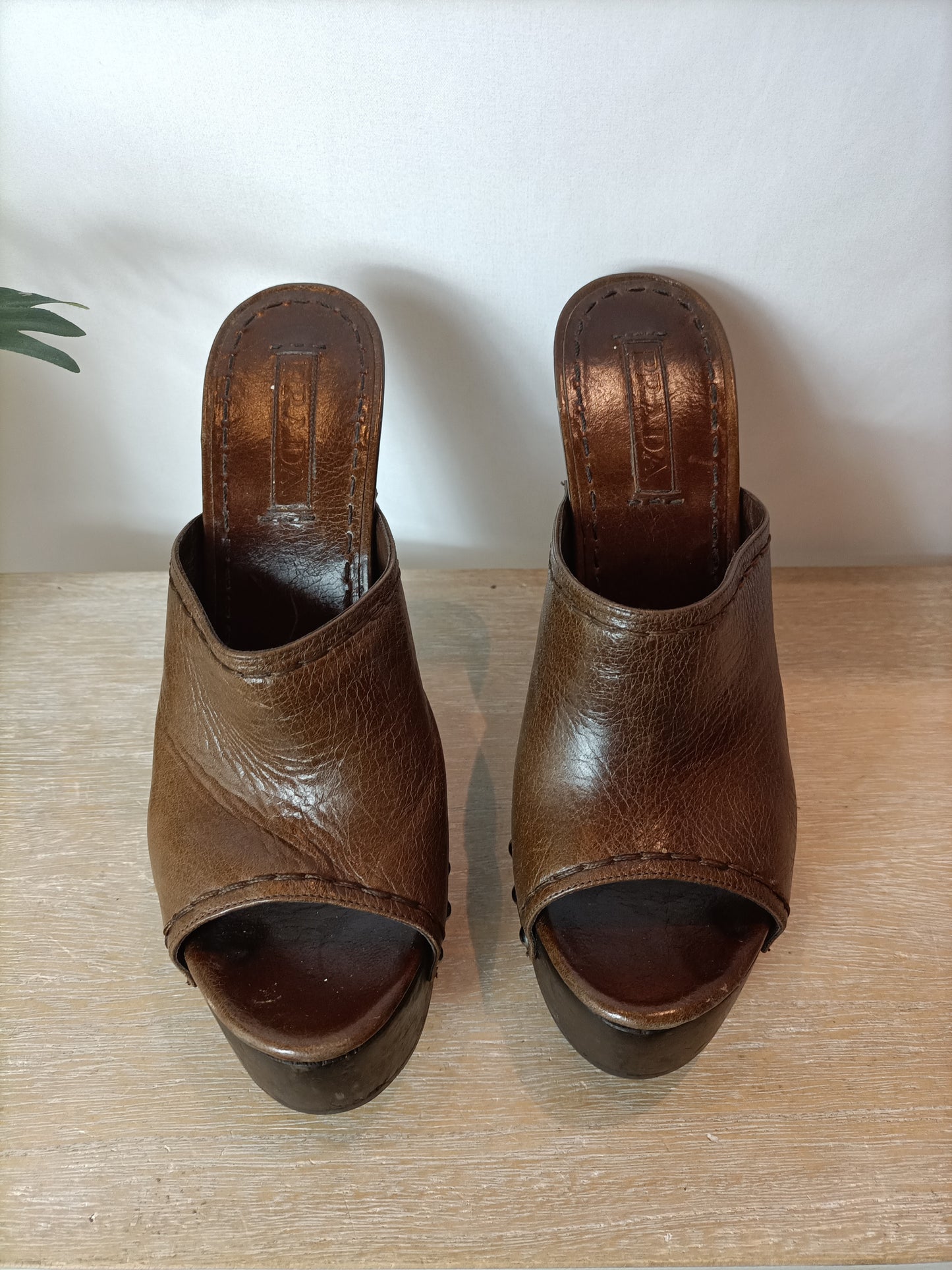 PRADA. Sandalias plataforma madera. T 39