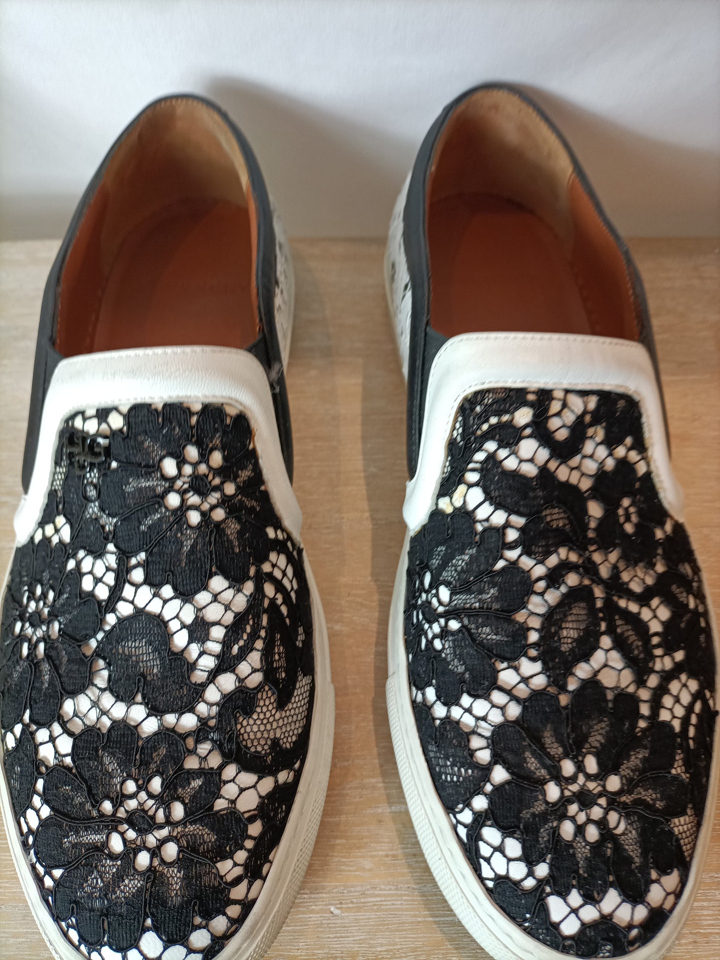 GIVENCHY. Zapatillas encaje blanco y negro. T 40