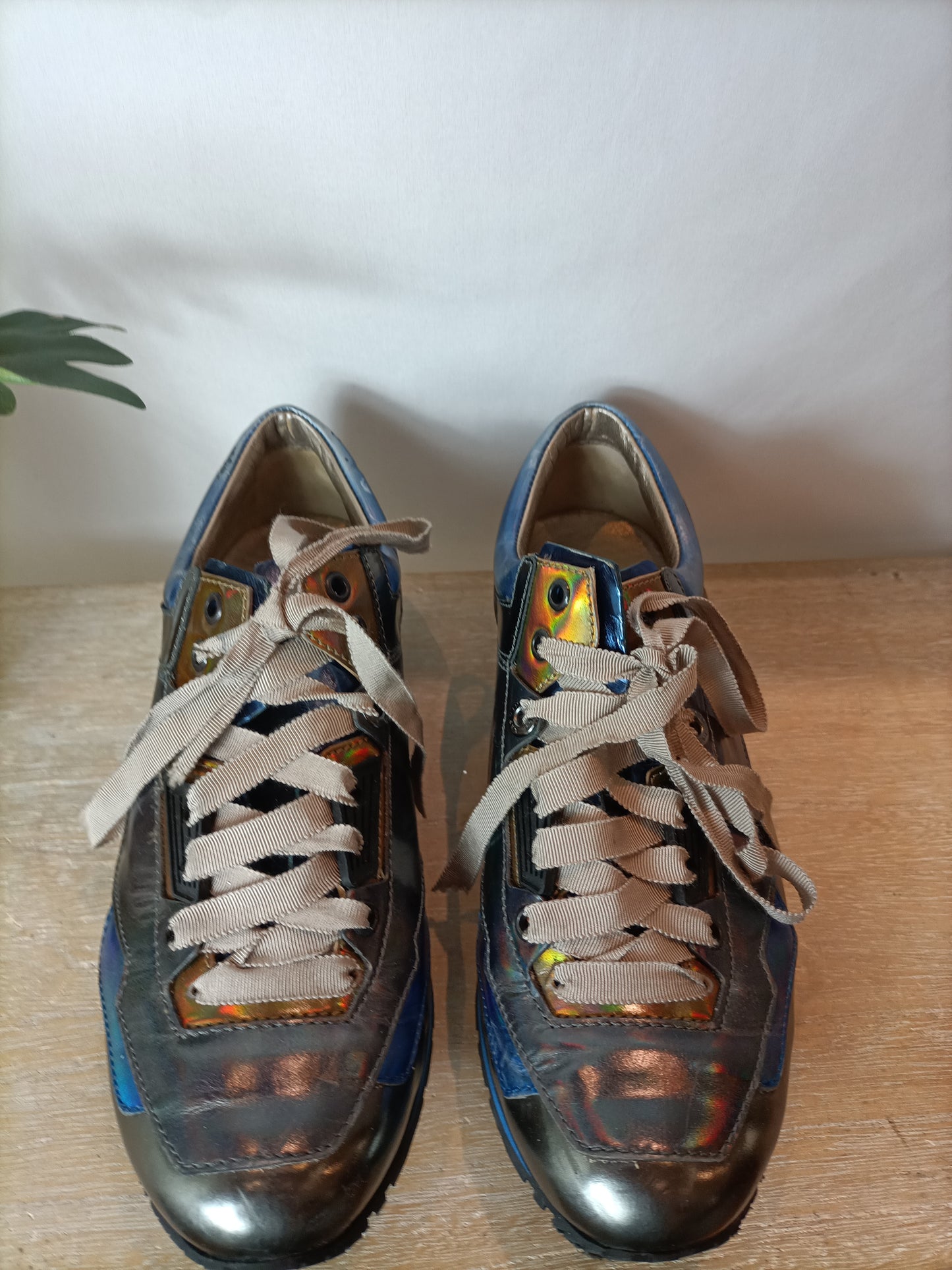 LANVIN. Zapatillas metalizadas azul y gris. T 40