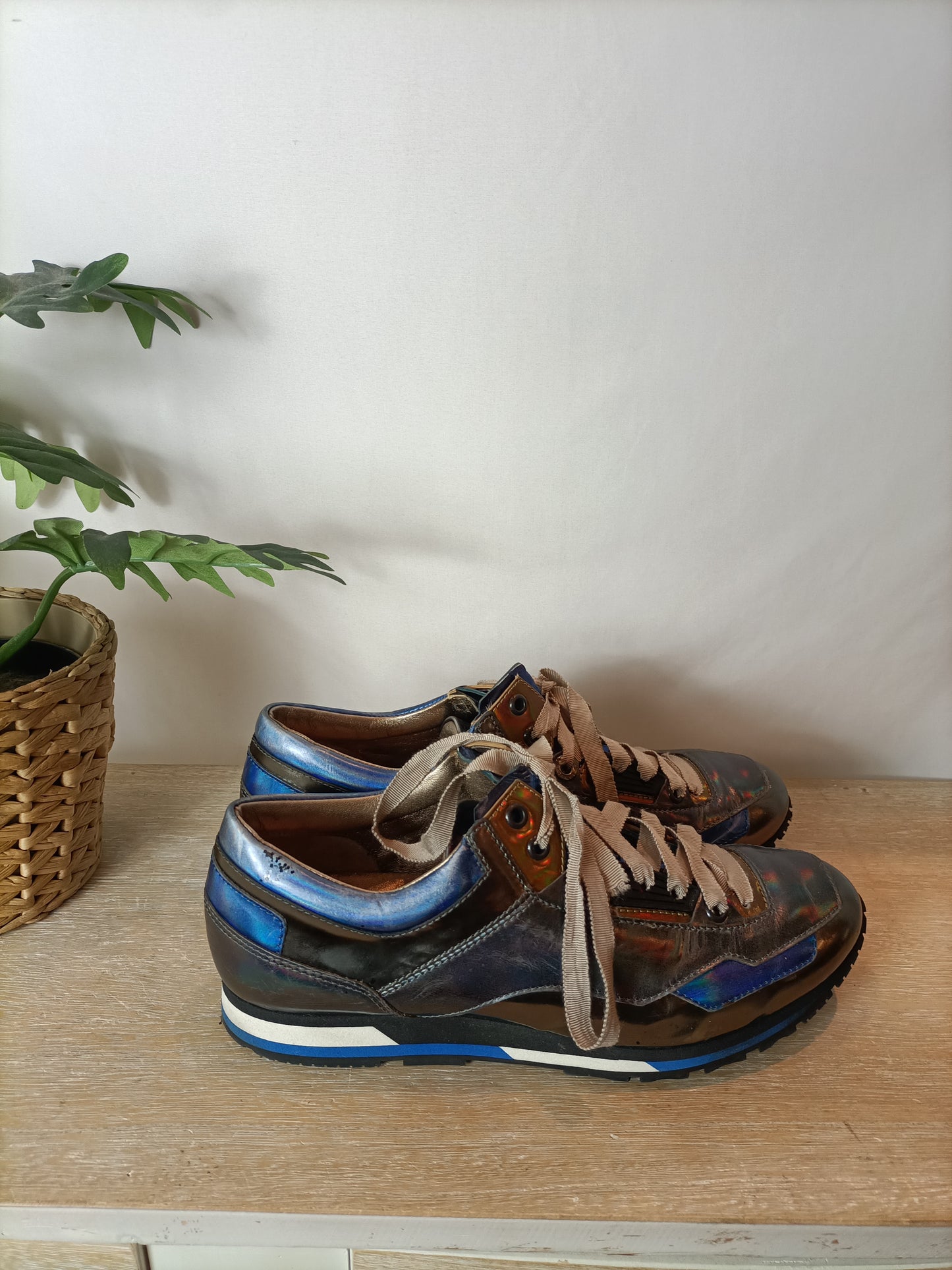 LANVIN. Zapatillas metalizadas azul y gris. T 40