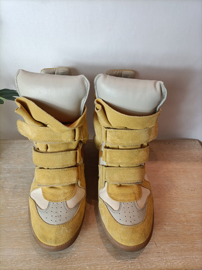ISABEL MARANT. Zapatillas plataforma interior mostaza. T 40
