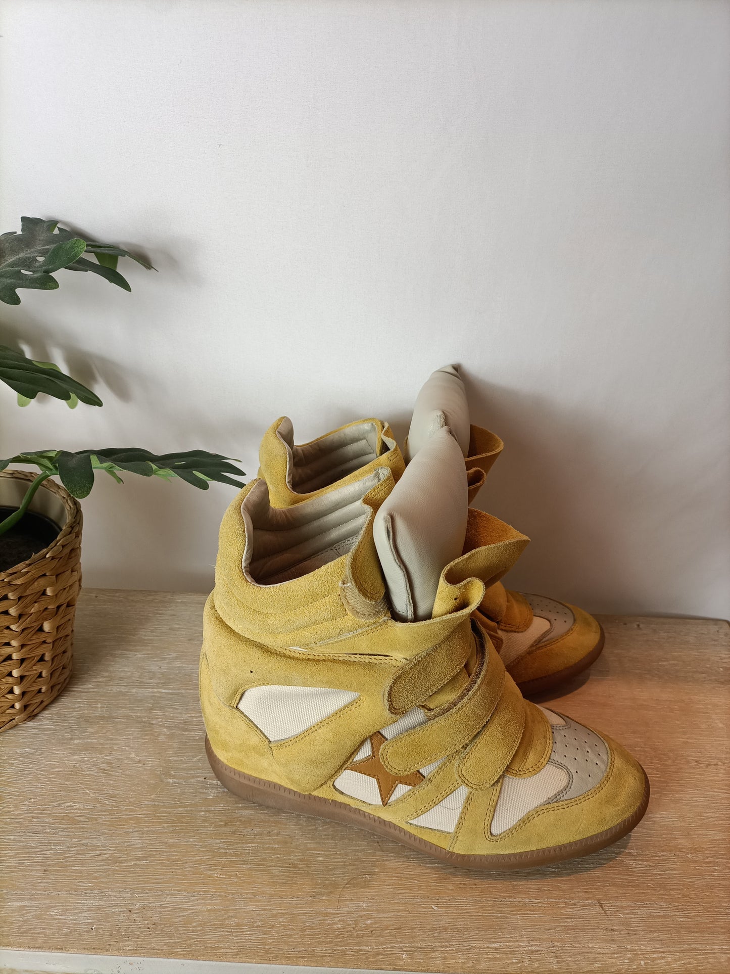 ISABEL MARANT. Zapatillas plataforma interior mostaza. T 40