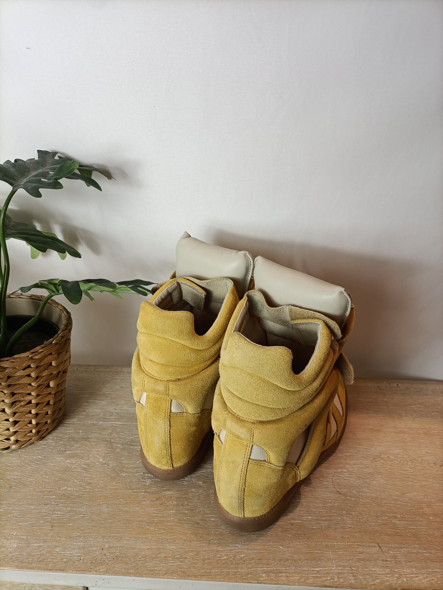 ISABEL MARANT. Zapatillas plataforma interior mostaza. T 40