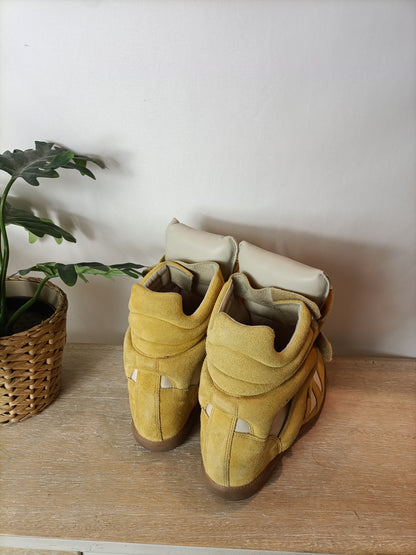 ISABEL MARANT. Zapatillas plataforma interior mostaza. T 40