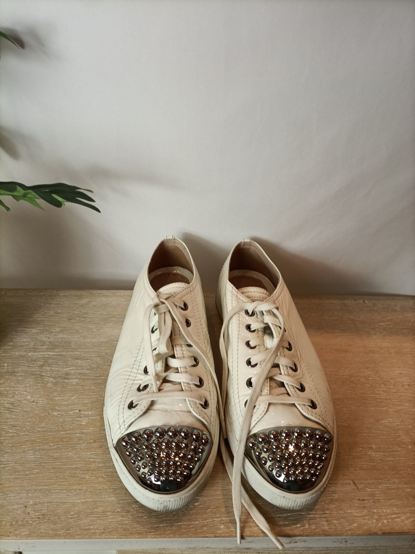 MIU MIU. Zapatillas charol con tachuelas en blanco. T 39