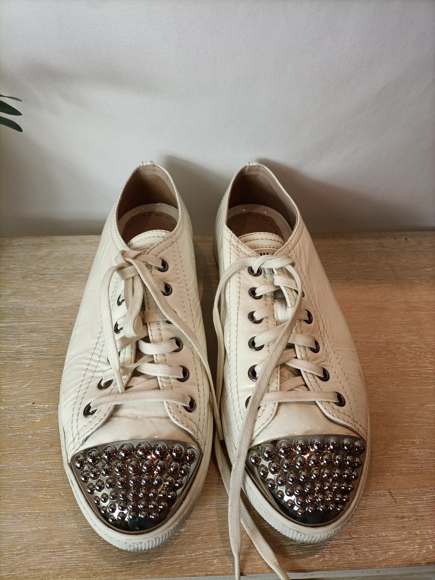 MIU MIU. Zapatillas charol con tachuelas en blanco. T 39