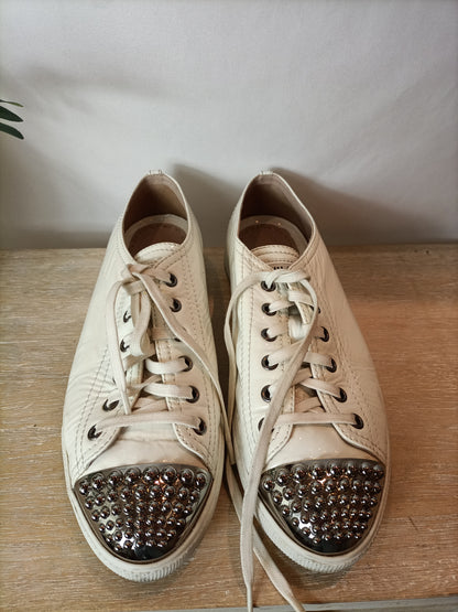 MIU MIU. Zapatillas charol con tachuelas en blanco. T 39