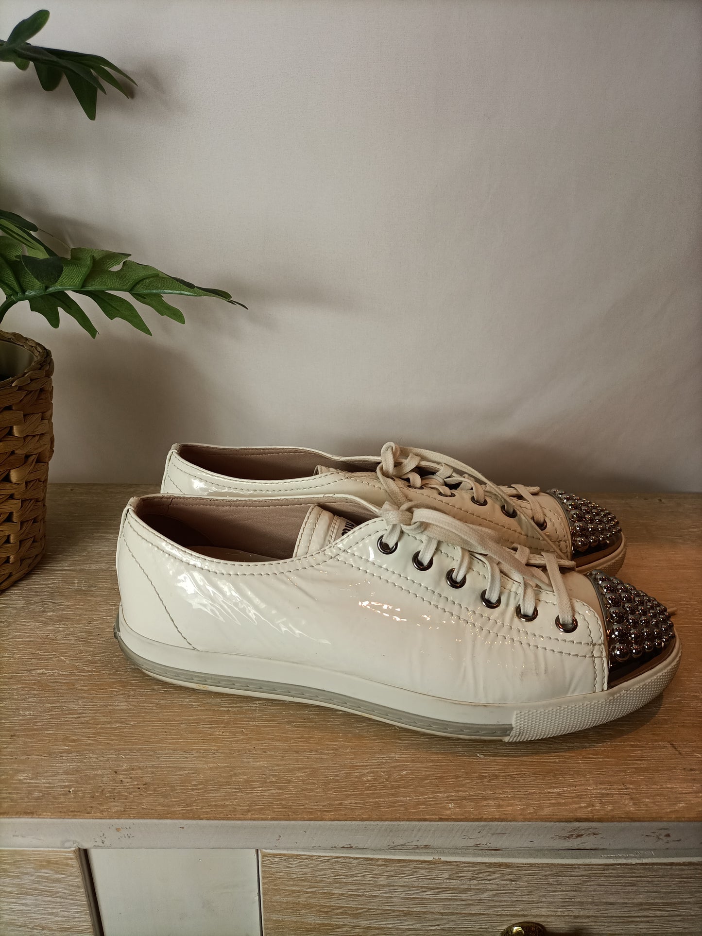 MIU MIU. Zapatillas charol con tachuelas en blanco. T 39