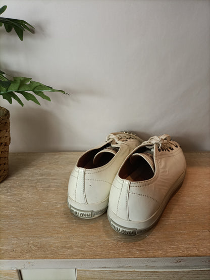 MIU MIU. Zapatillas charol con tachuelas en blanco. T 39