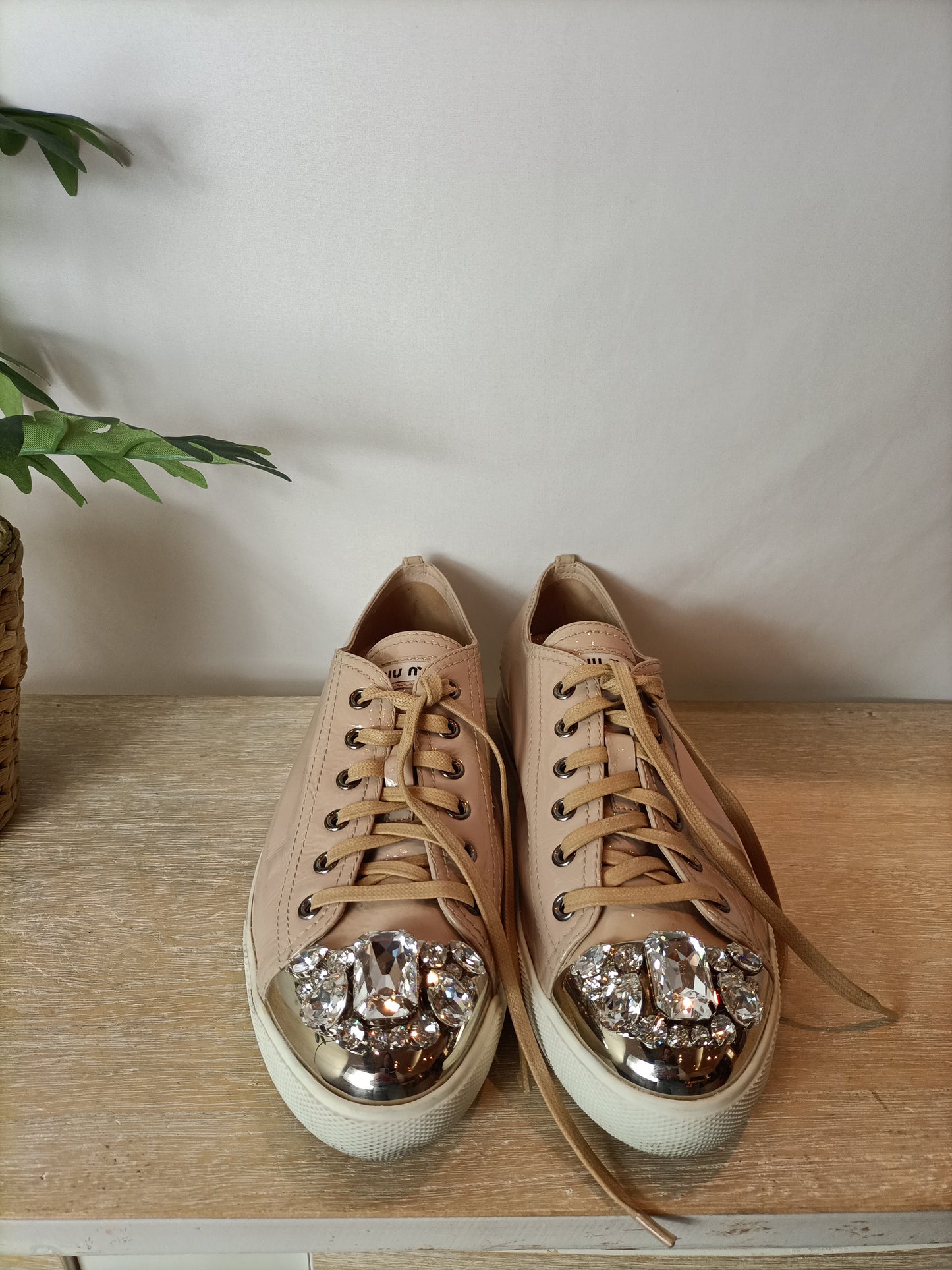 MIU MIU. Zapatillas charol con pedrería. T 40