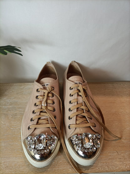 MIU MIU. Zapatillas charol con pedrería. T 40