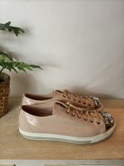 MIU MIU. Zapatillas charol con pedrería. T 40