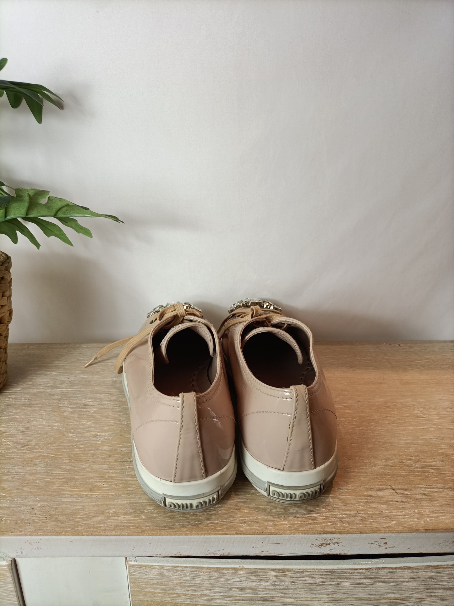 MIU MIU. Zapatillas charol con pedrería. T 40