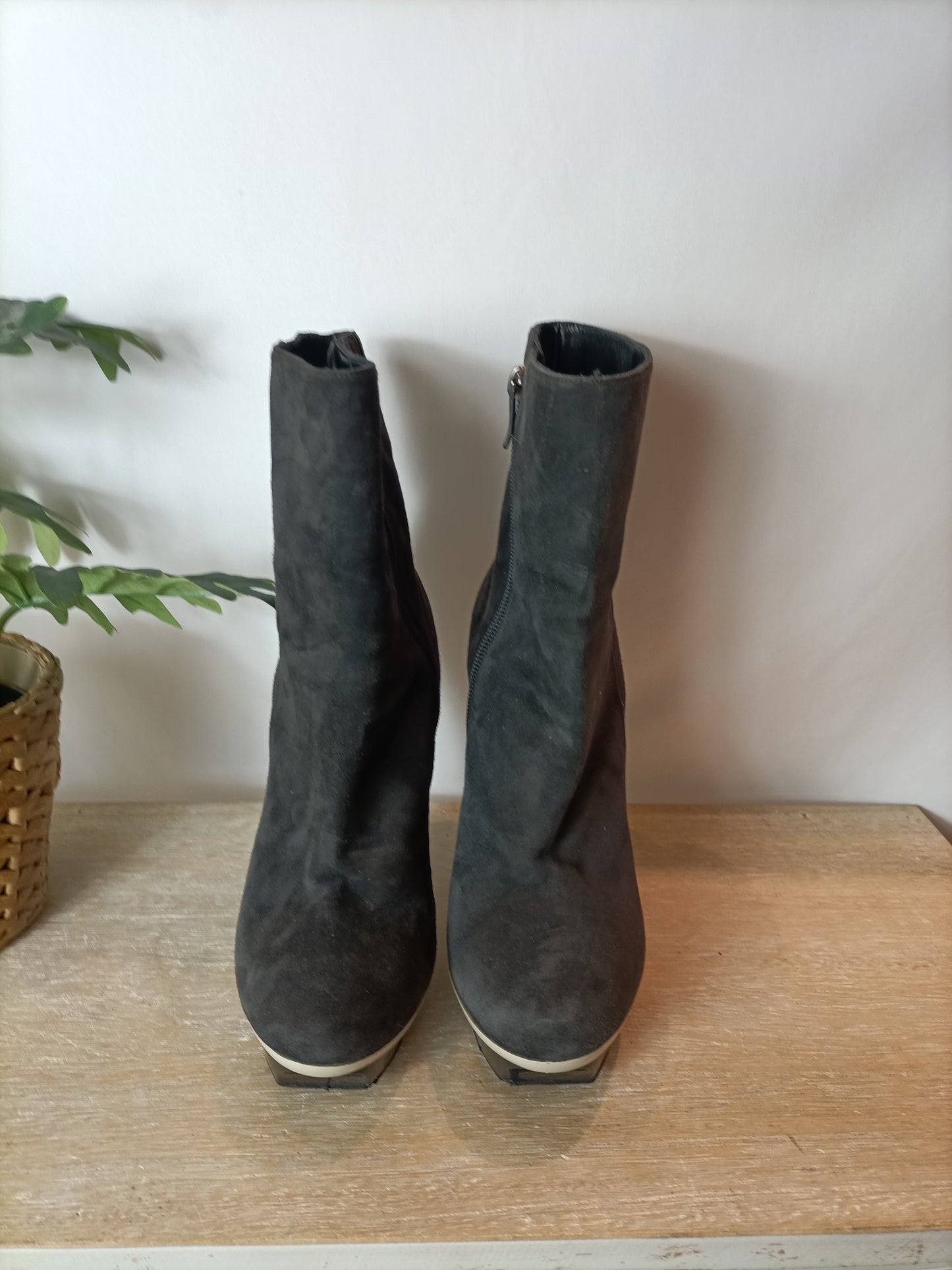 BARBARA BUI. Botines negros plataformas. T 40