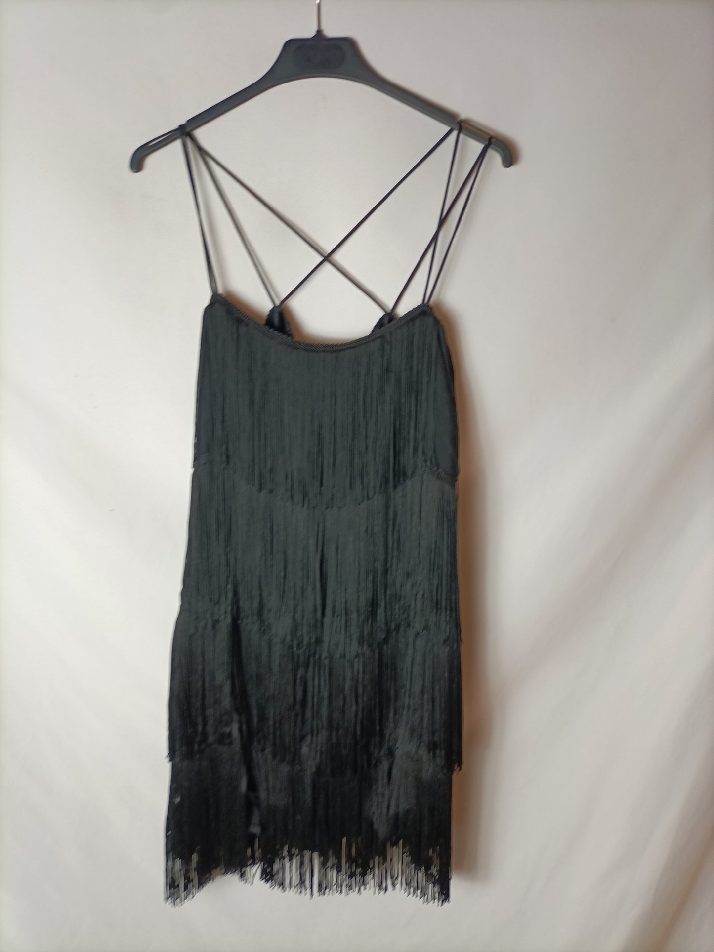 ZARA. Vestido negro flecos. T L