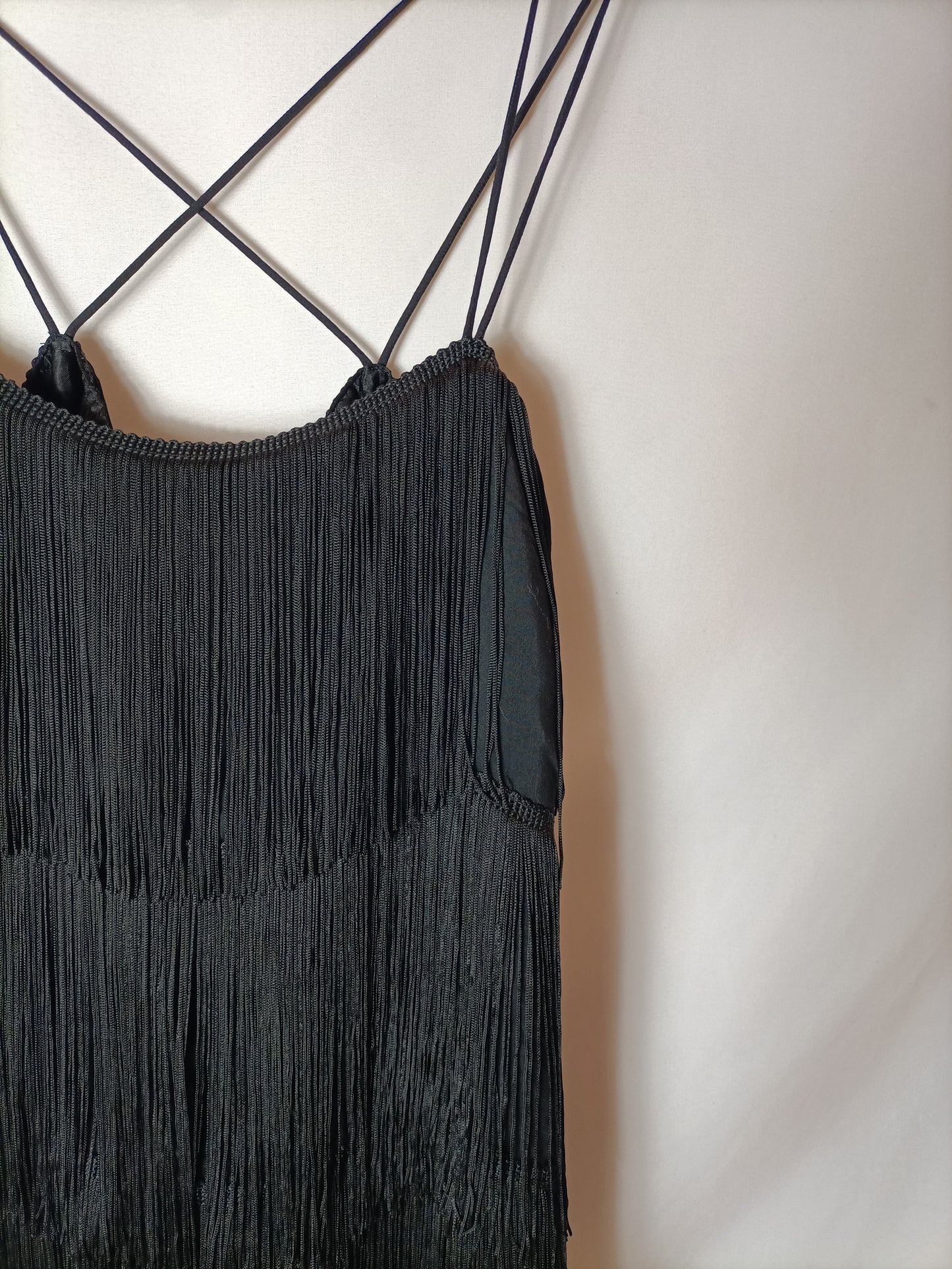 ZARA. Vestido negro flecos. T L