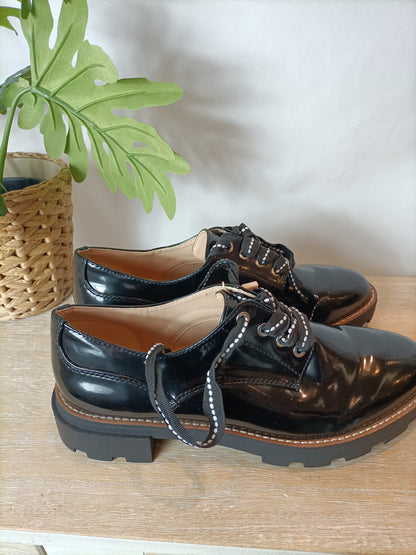 PULL&BEAR. Zapatos estilo Oxford charol negro. T 39