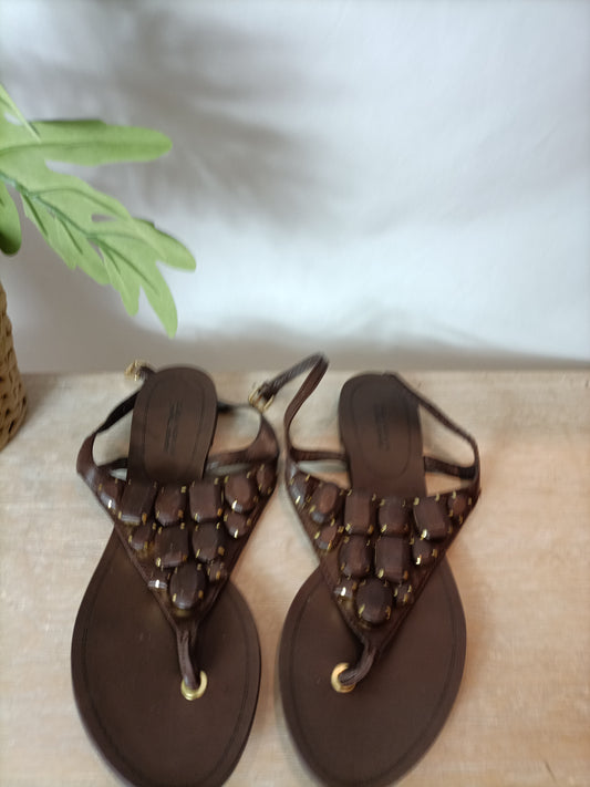 ZARA. Sandalias planas marrones pedreria. T 39