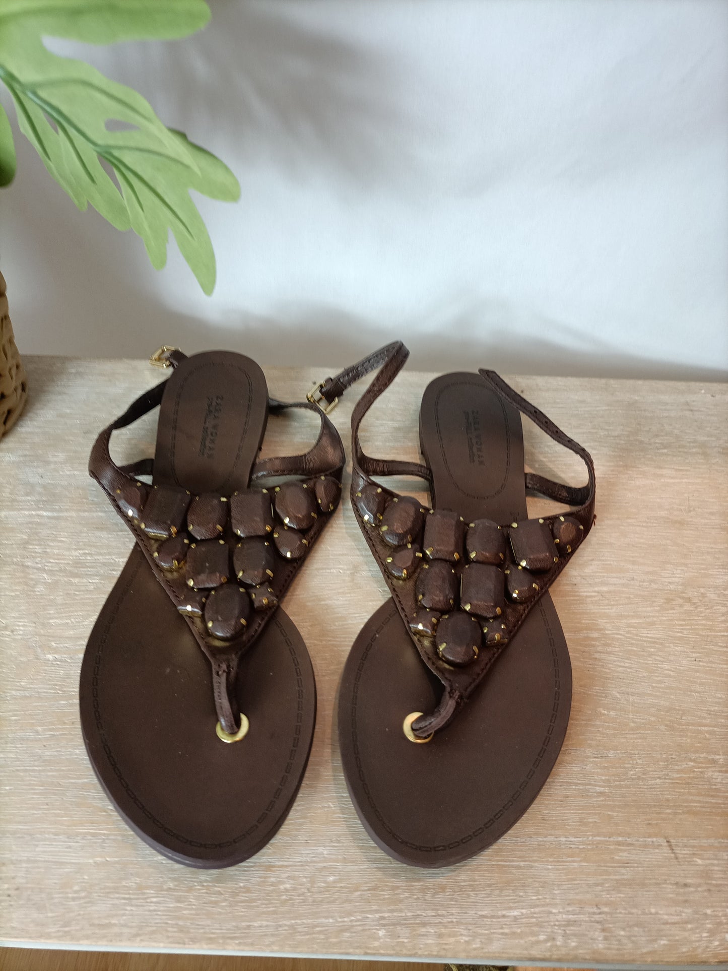 ZARA. Sandalias planas marrones pedreria. T 39