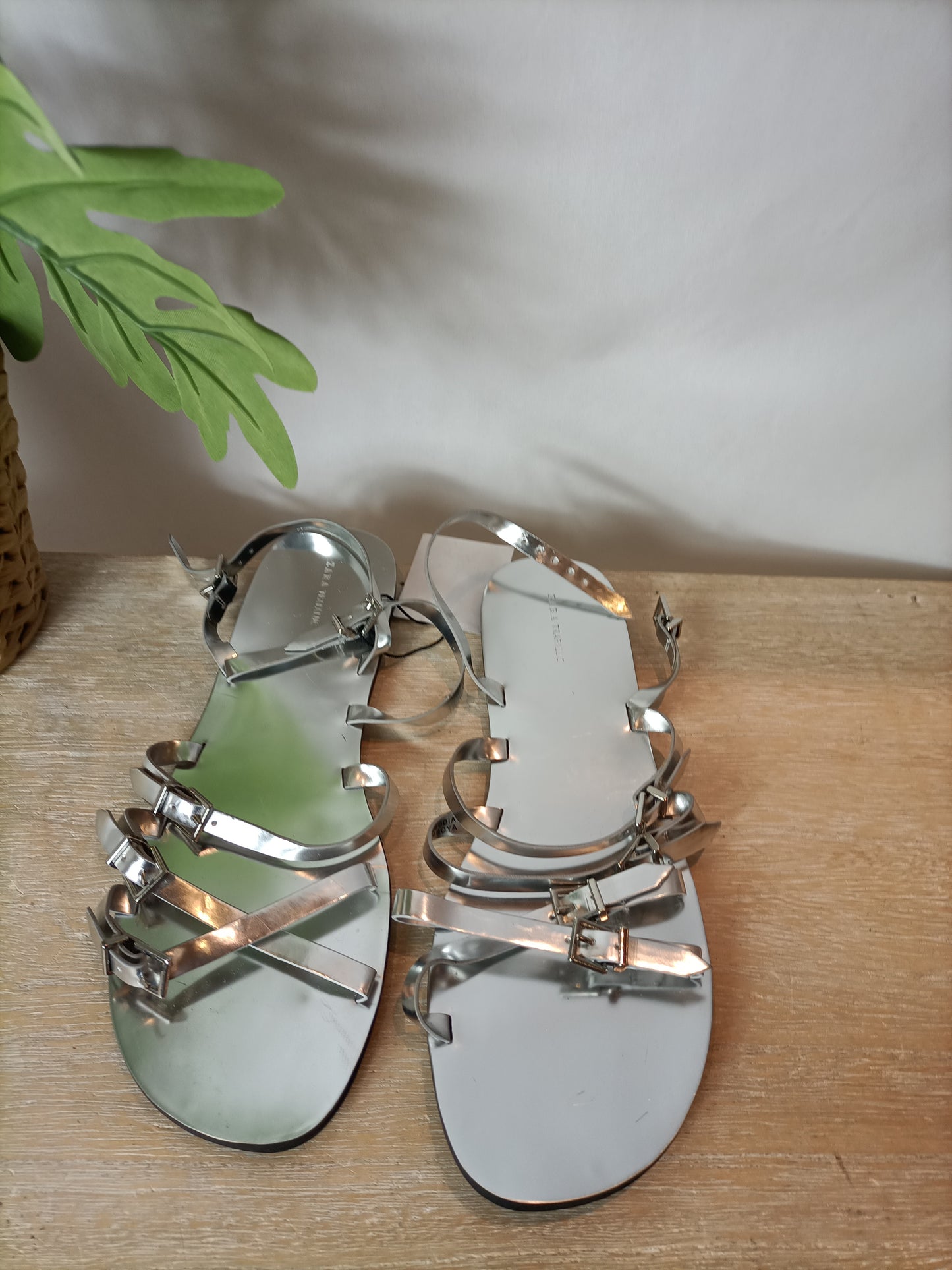 ZARA. Sandalias planas tiras plateadas. T 39
