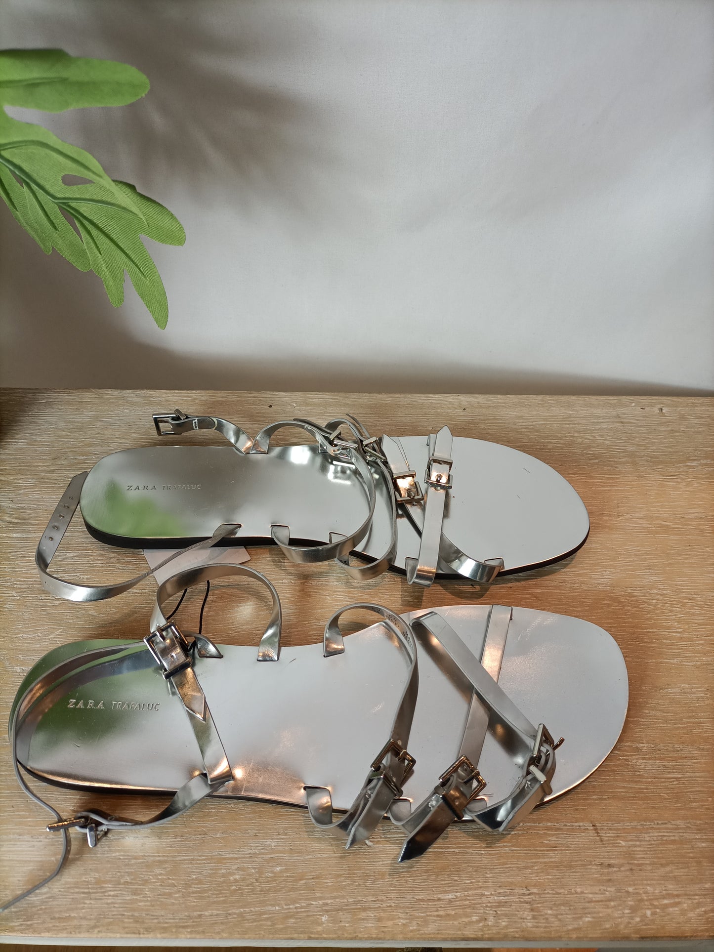 ZARA. Sandalias planas tiras plateadas. T 39