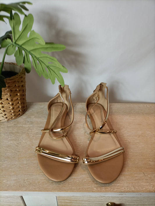 SFERA. Sandalia tira dorada. T 39