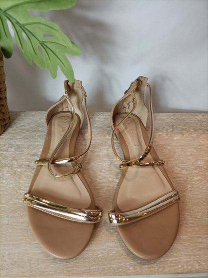 SFERA. Sandalia tira dorada. T 39