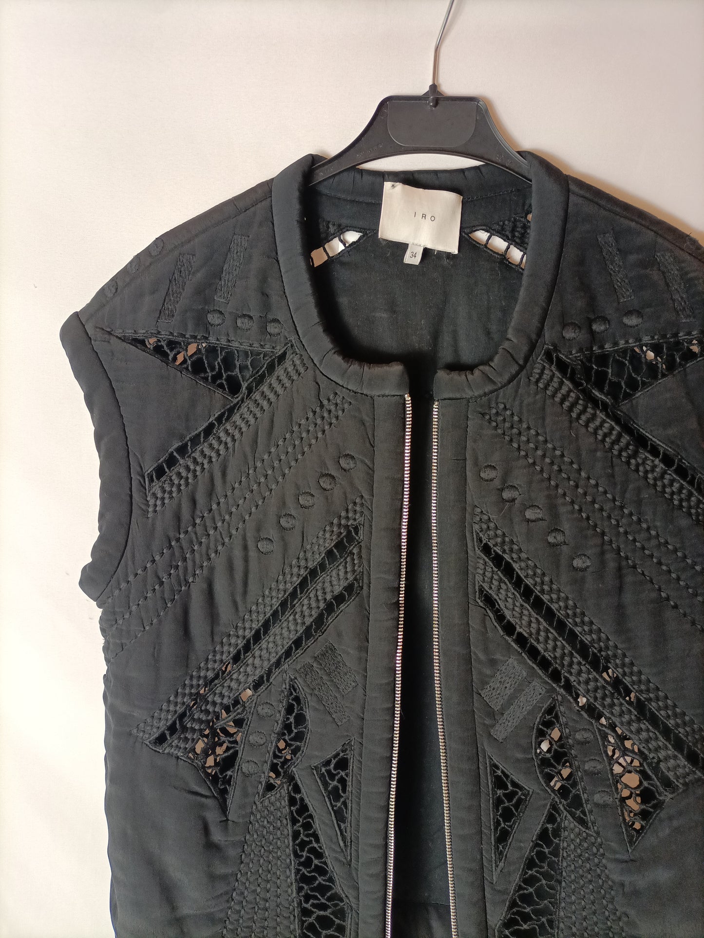 IRO.Chaleco negro troquelado T.34
