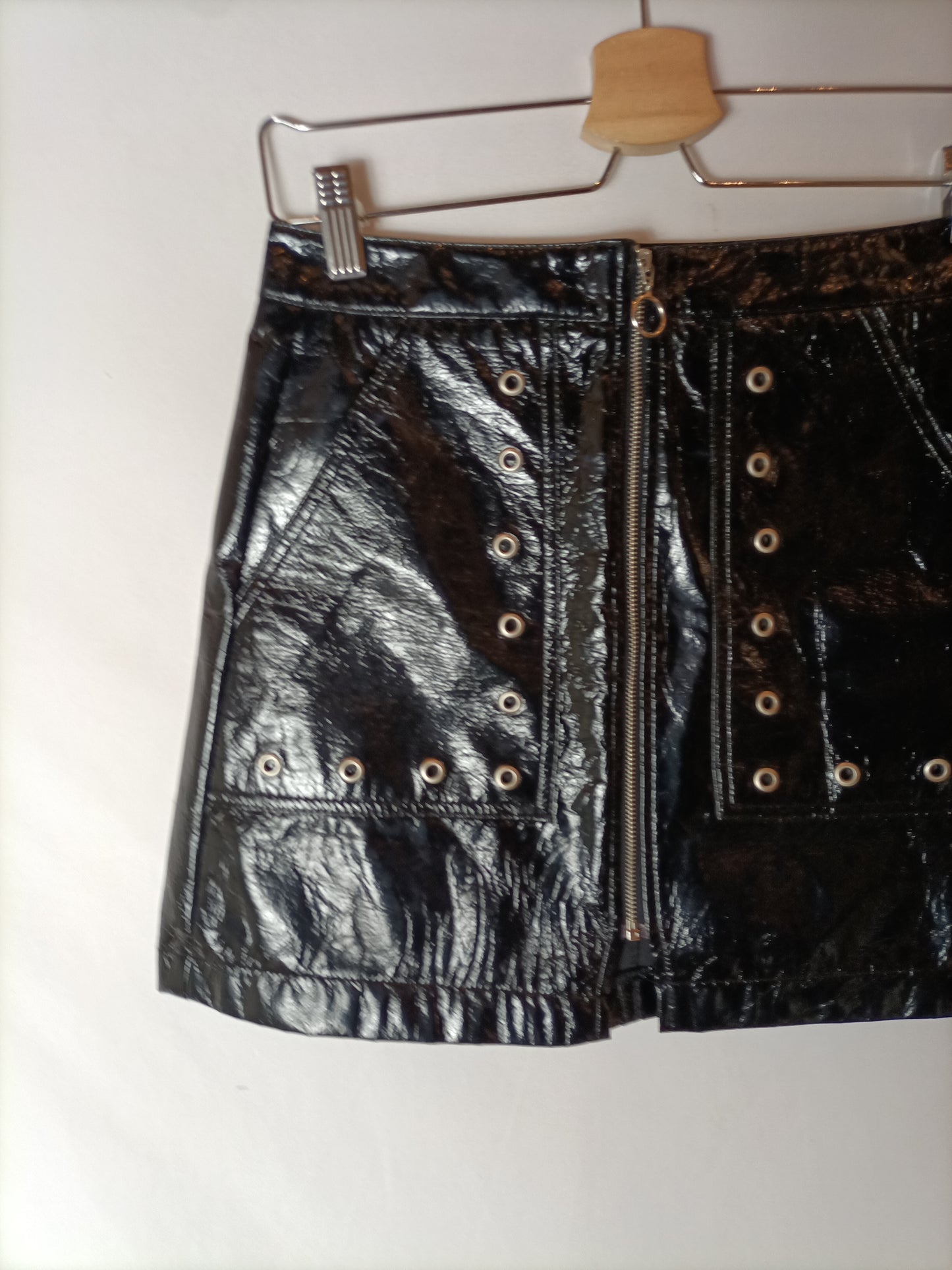 PULL&BEAR. Falda corta vinilo T. s