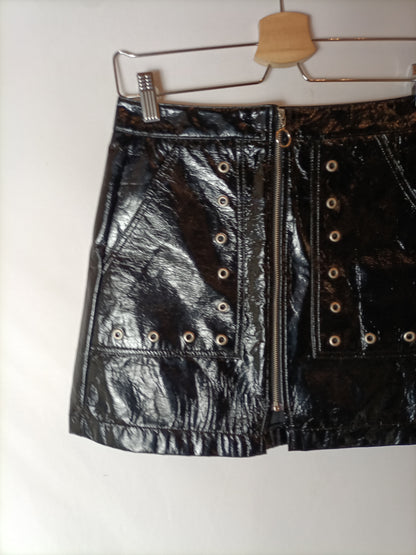 PULL&BEAR. Falda corta vinilo T. s