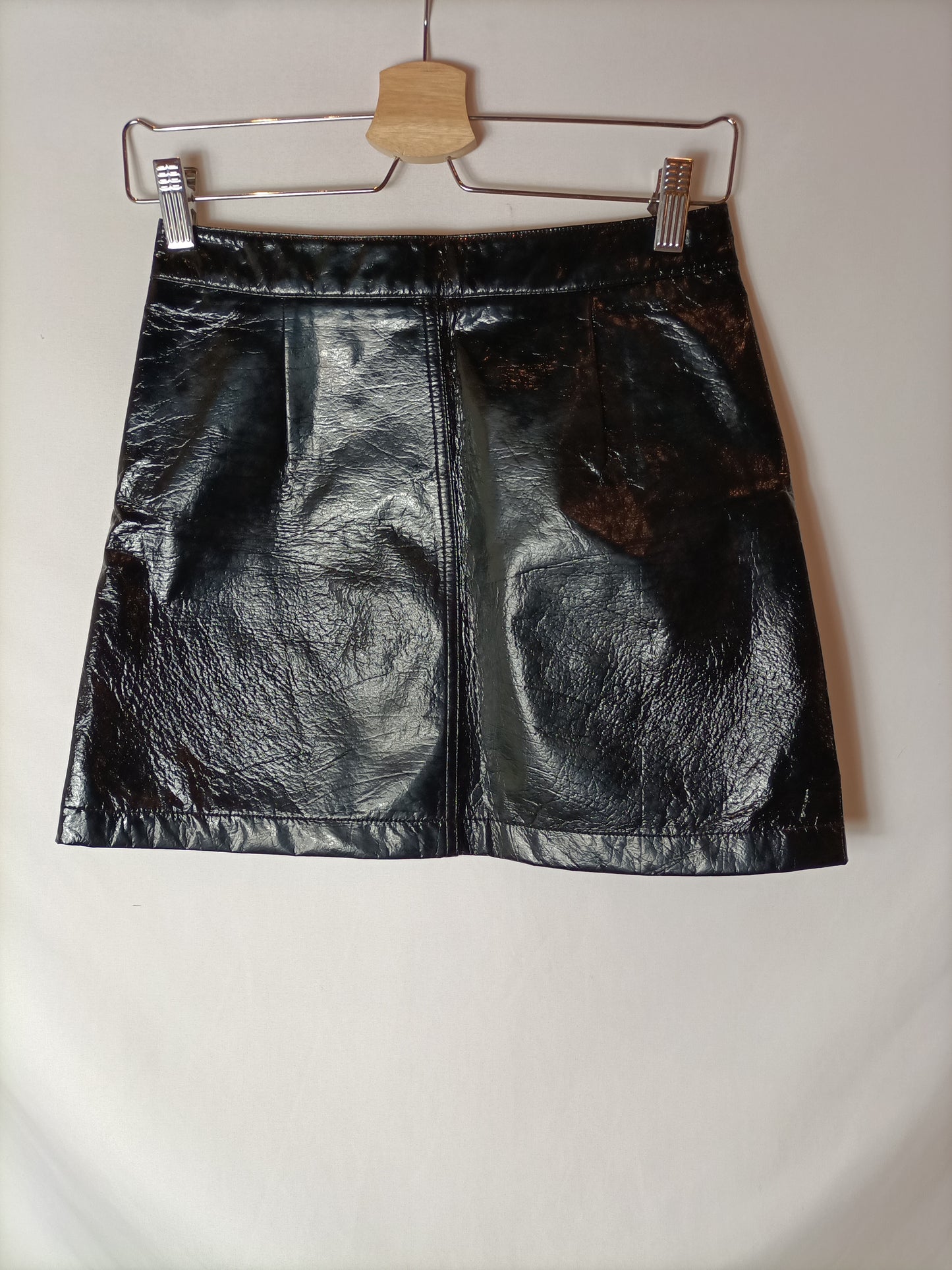 PULL&BEAR. Falda corta vinilo T. s