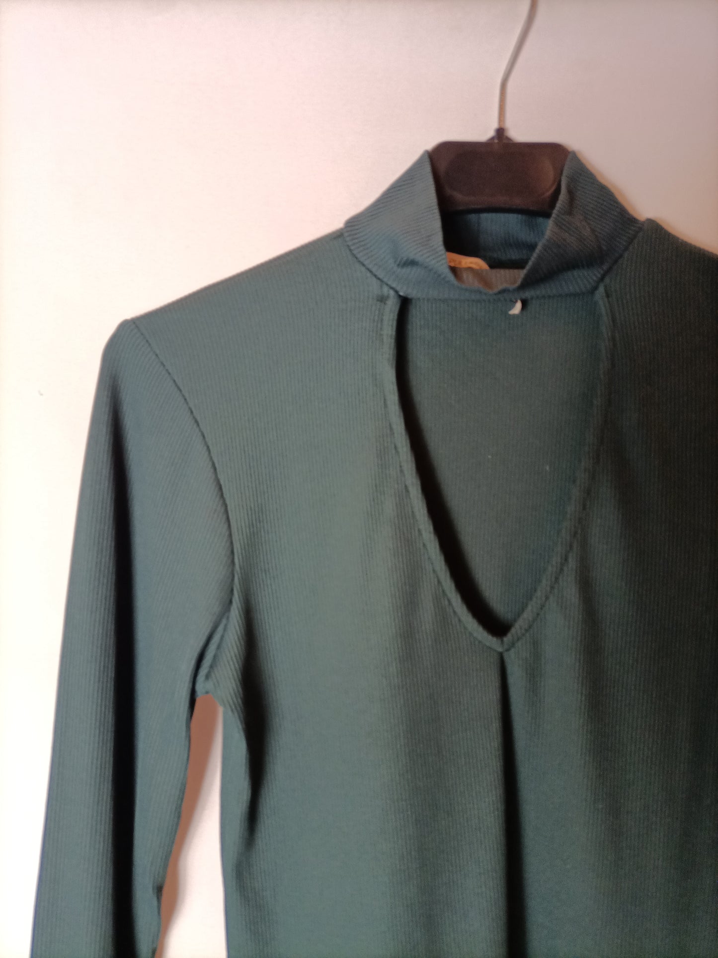 PULL&BEAR. Top verde canalé T.s